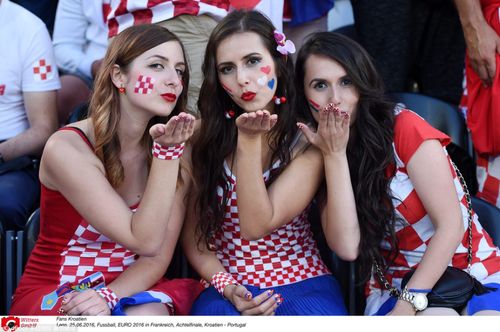 女朋友要看欧洲杯吗（女朋友看足球）