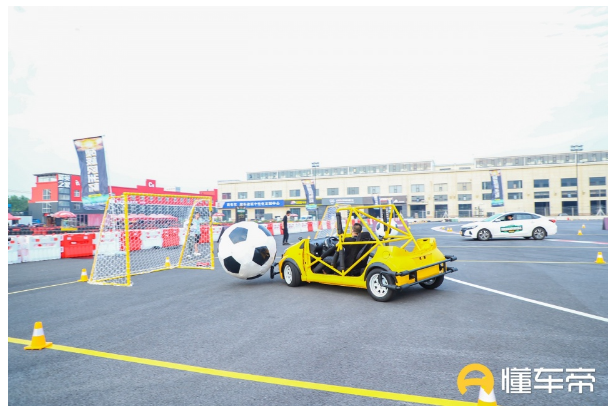 欧洲杯运球的小汽车（欧洲杯用球）
